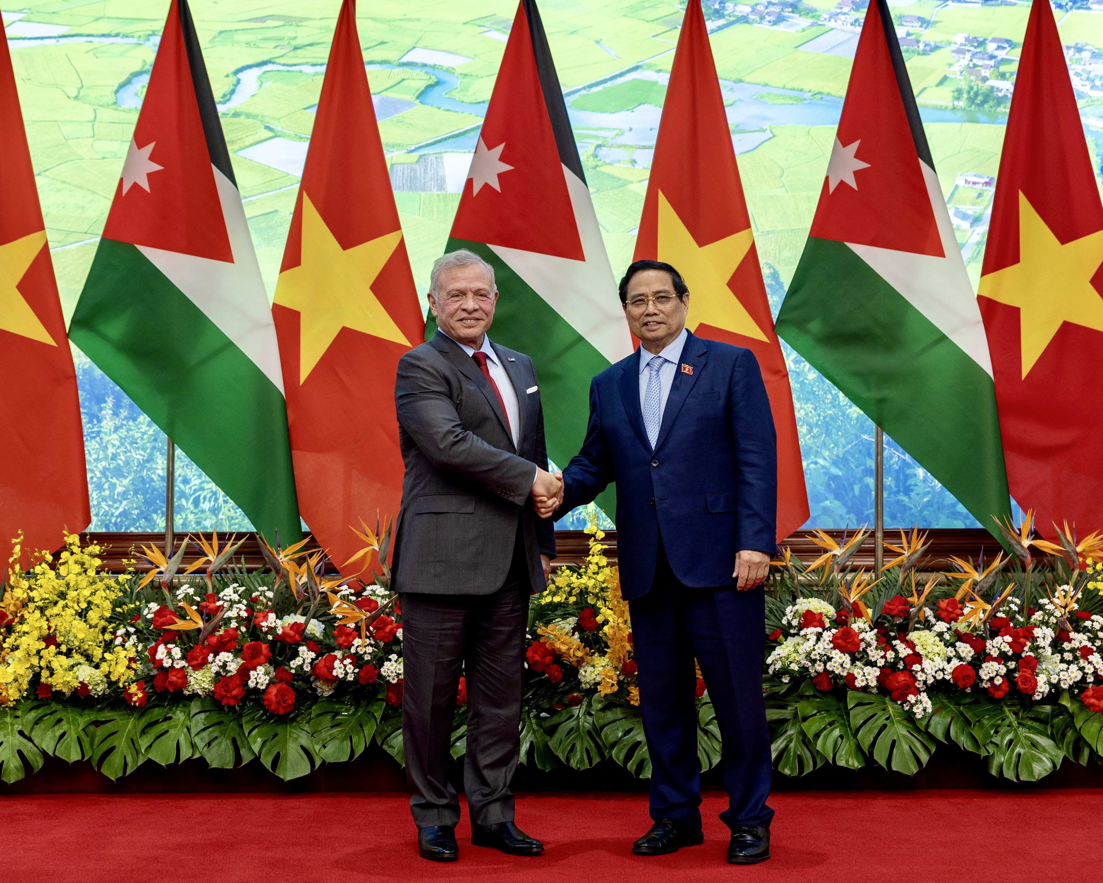 King, Vietnam PM discuss bilateral cooperation
