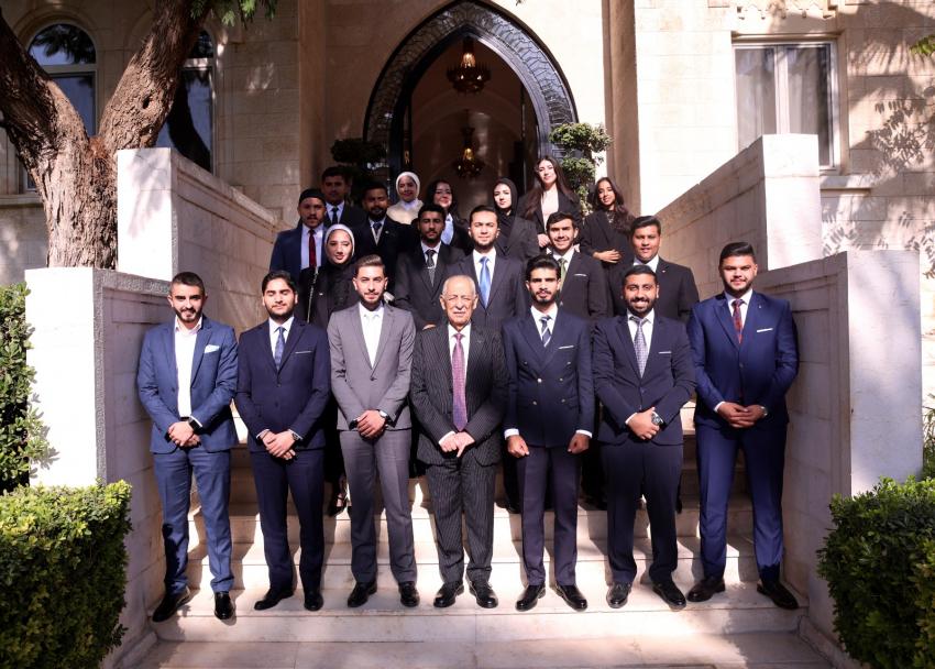 العيسوي يلتقي فعاليات شعبية وطلبة جامعيين