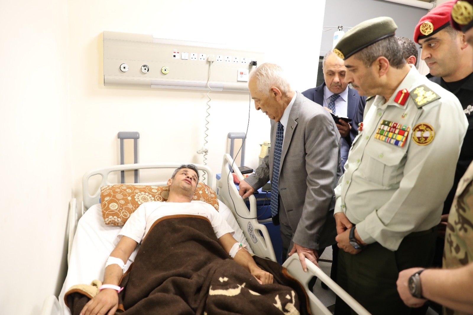 بتوجيهات ملكية العيسوي يطمئن على صحة مصابي المداهمة الأمنيّة بالرمثا وينقل اعتزاز الملك وولي العهد وتمنياتهما بالشفاء العاجل