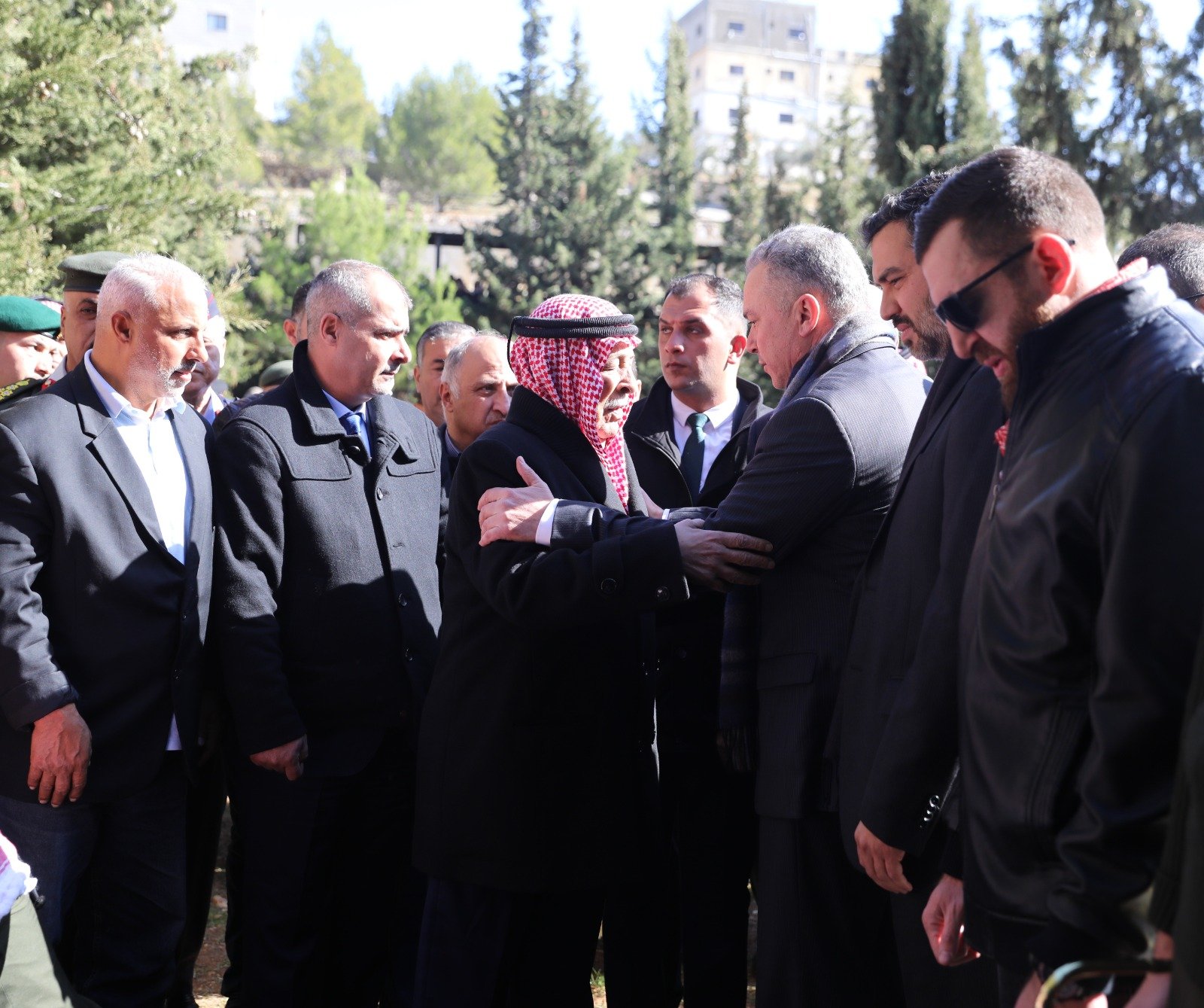 مندوبا عن الملك وولي العهد… العيسوي يشارك في تشييع جثمان رئيس الوزراء الأسبق علي أبو الراغب