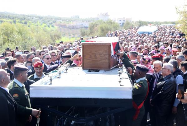 مندوبا عن الملك وولي العهد... العيسوي يشارك في تشييع جثمان رئيس الوزراء الاسبق أحمد عبيدات