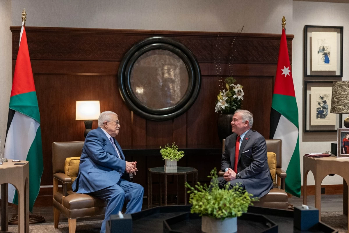 King receives Palestinian president, condemns illegal measures to entrench settlements