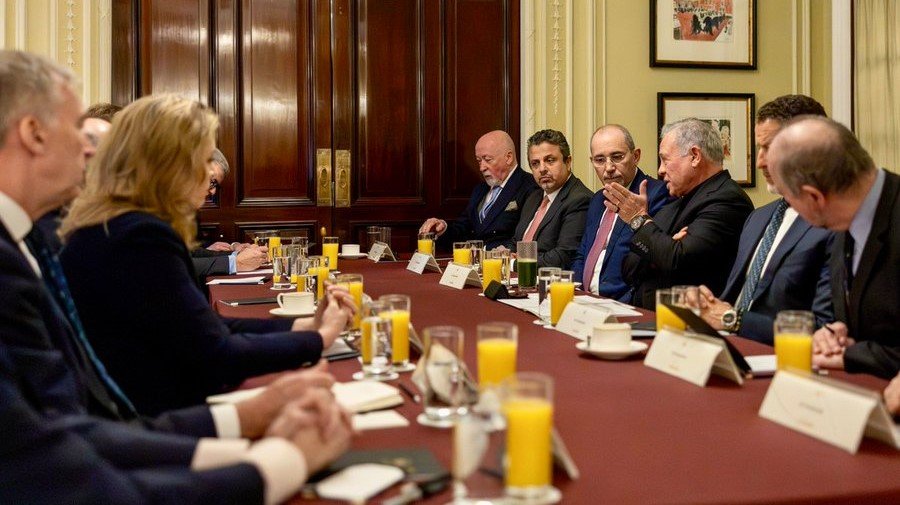 King meets with UK former officials, Parliament members in London