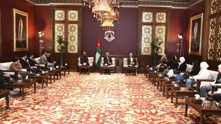 العيسوي يلتقي وفدا من مدرسة الملك عبدالله الثاني للتميز فرع السلط