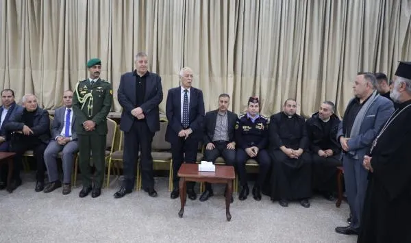 مندوبا عن الملك وولي العهد .. العيسوي يعزي عشيرة السميرات