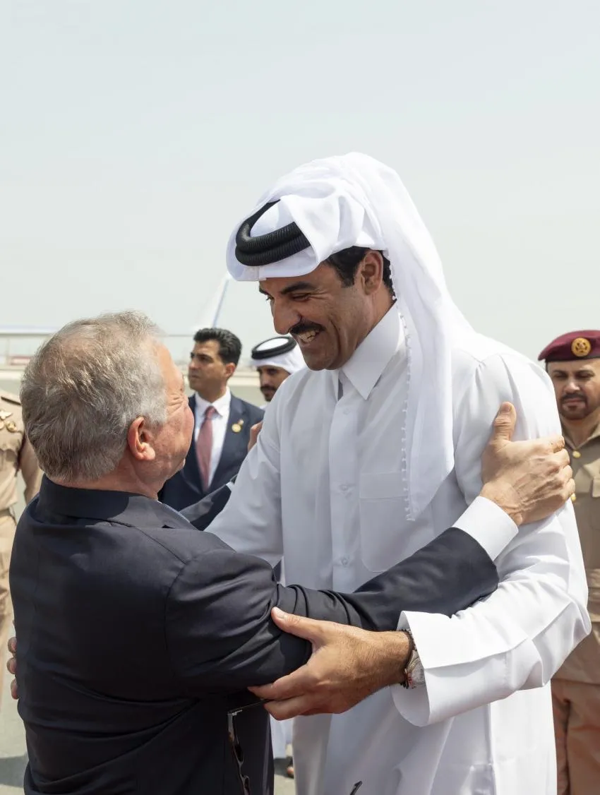 King arrives in Qatar, received by Emir Sheikh Tamim