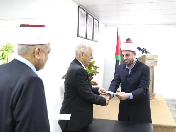 العيسوي يسلم المكرمة الملكية السنوية لـ 30 إماماً وواعظاً