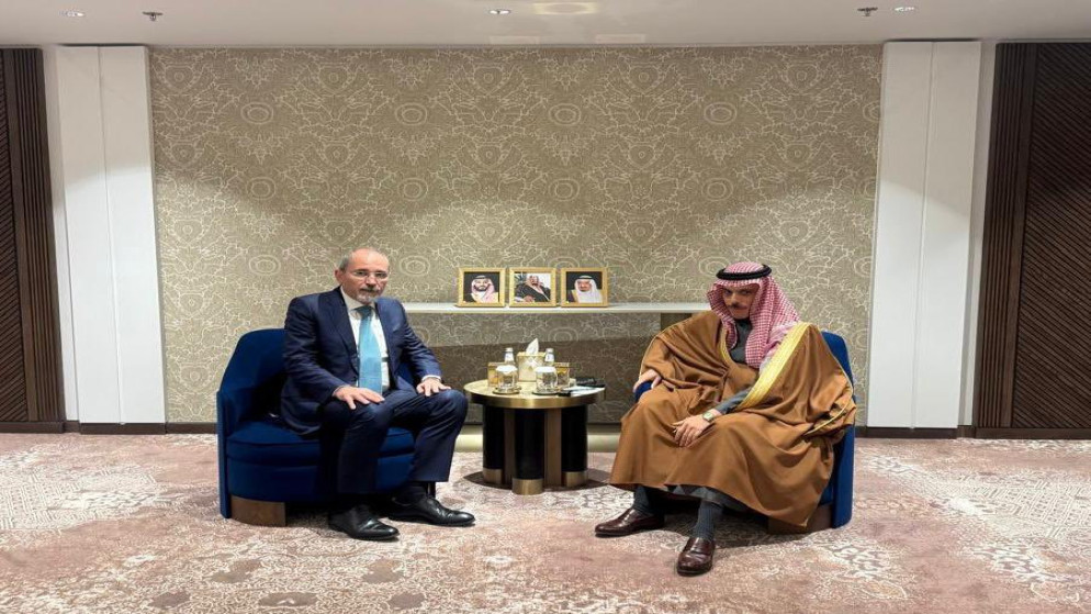 Safadi, Saudi FM discuss regional escalation and urge de-escalation efforts