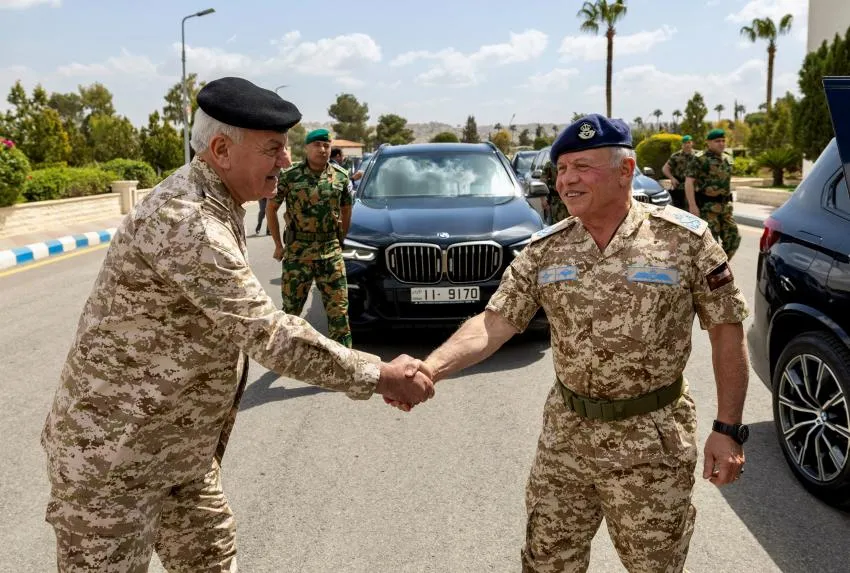 King visits Royal Jordanian Air Force Command