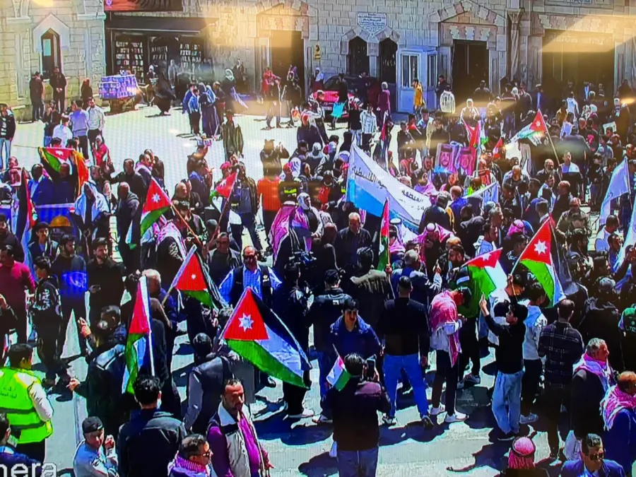   مسيرات شعبية تؤيد موقف الملك الثابت والراسخ في الدفاع عن الوصاية الهاشمية على المقدسات الإسلامية والمسيحية 