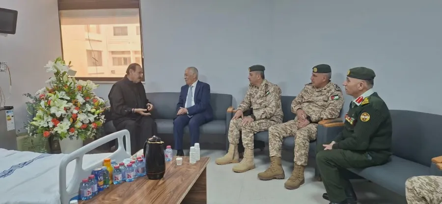 العيسوي ينقل تمنيات الملك وولي العهد للفريق المتقاعد متعب الزبن بالشفاء العاجل