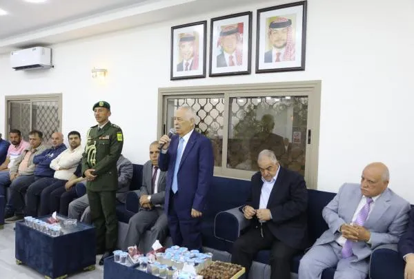 مندوبا عن الملك وولي العهد .. العيسوي يعزي عشيرة الفريحات