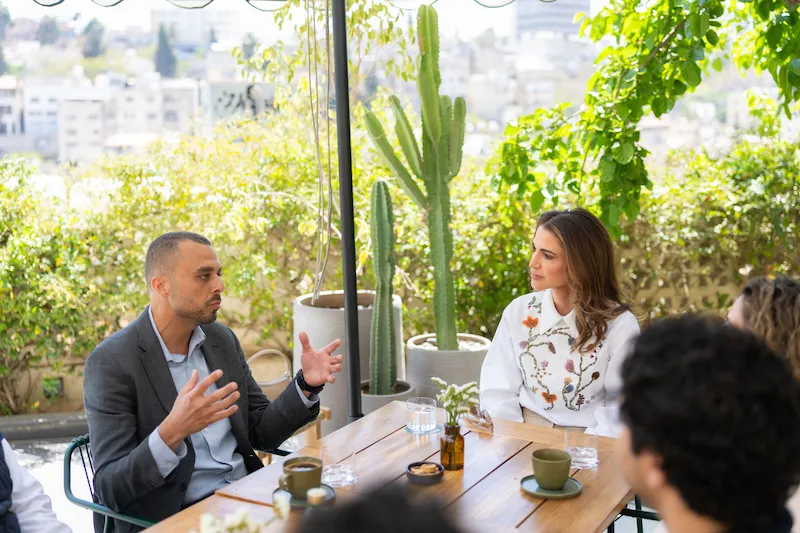 Queen meets Jordanian entrepreneurs; visits Ezwitti Initiative in Amman