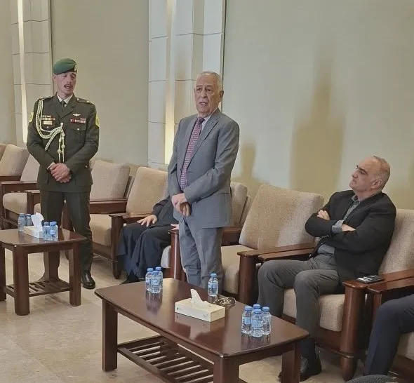 مندوبا عن الملك وولي العهد... العيسوي يعزي آل أبو شرخ وعشيرة الصمادي