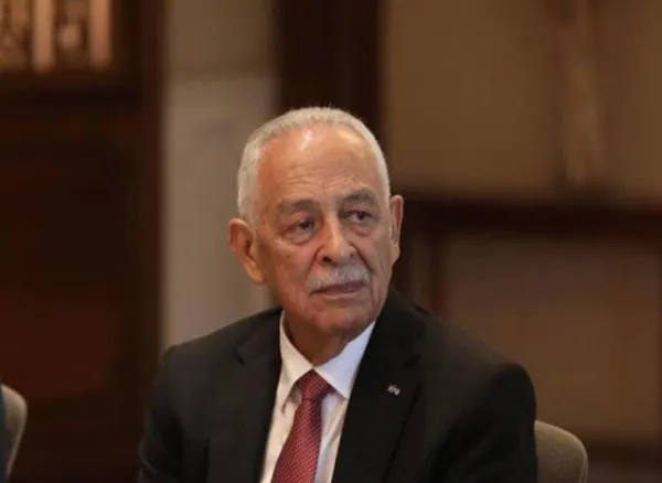 العيسوي ينقل تمنيات الملك وولي العهد لوالد الشهيد الكساسبة بالشفاء العاجل
