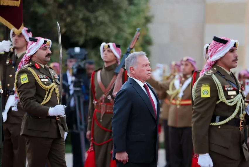 King bestows medals on Jordanian institutions, individuals on 80th Independence Day