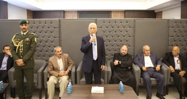 مندوبا عن الملك وولي العهد .. العيسوي يعزي بوفاة ممرضة الملك الحسين