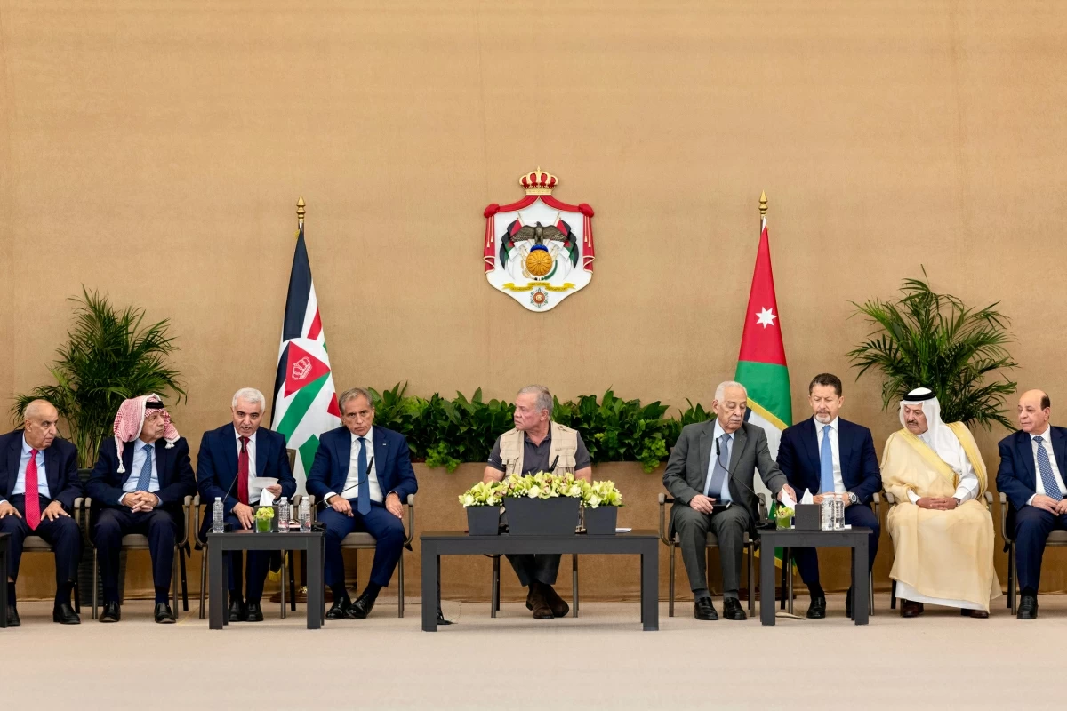 King visits Maan, meets leading figures from governorate