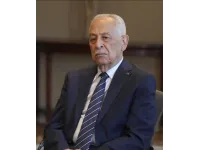 العيسوي ينقل تمنيات الملك وولي العهد بالشفاء للفريق المتقاعد فاضل علي فهيد