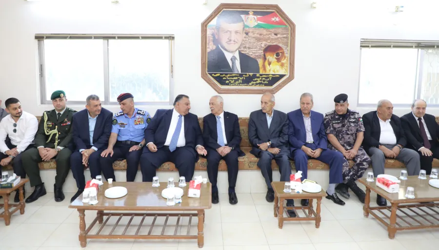 مندوبا عن الملك وولي العهد.. العيسوي يعزي عشيرة الحموري