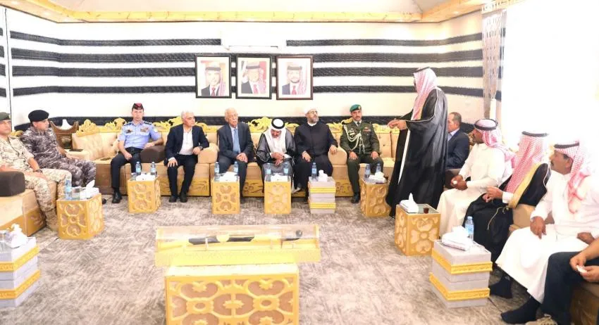 العيسوي ينقل تعازي الملك وولي العهد لذوي متوفي حادث مكلفي خدمة العلم