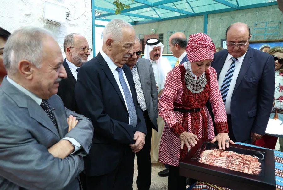 العيسوي يفتتح معرض الاردن في الفكر والوجدان