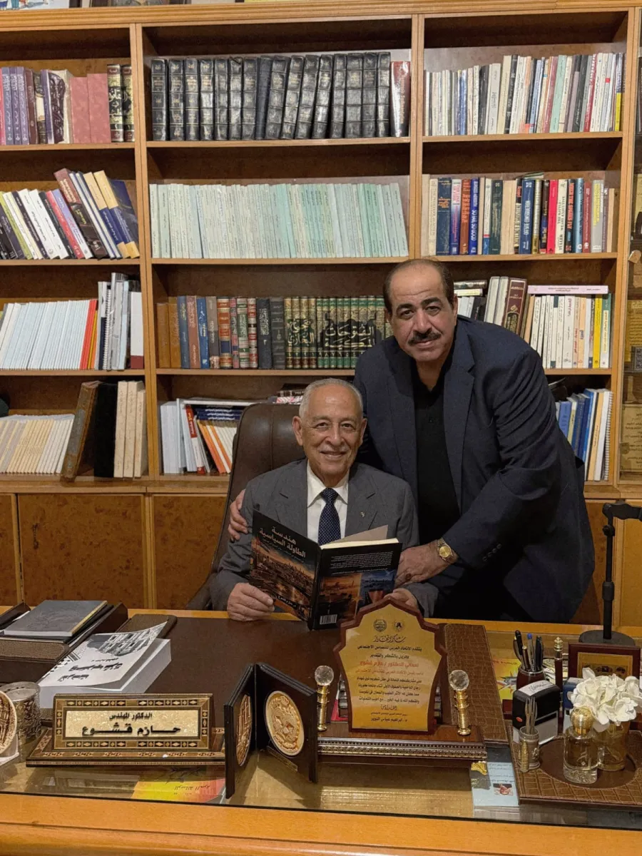 قشوع يستقبل رئيس الديوان الملكي الهاشمي يوسف العيسوي ويهديه كتابه السادس والعشرين «هندسة الطاولة السياسية