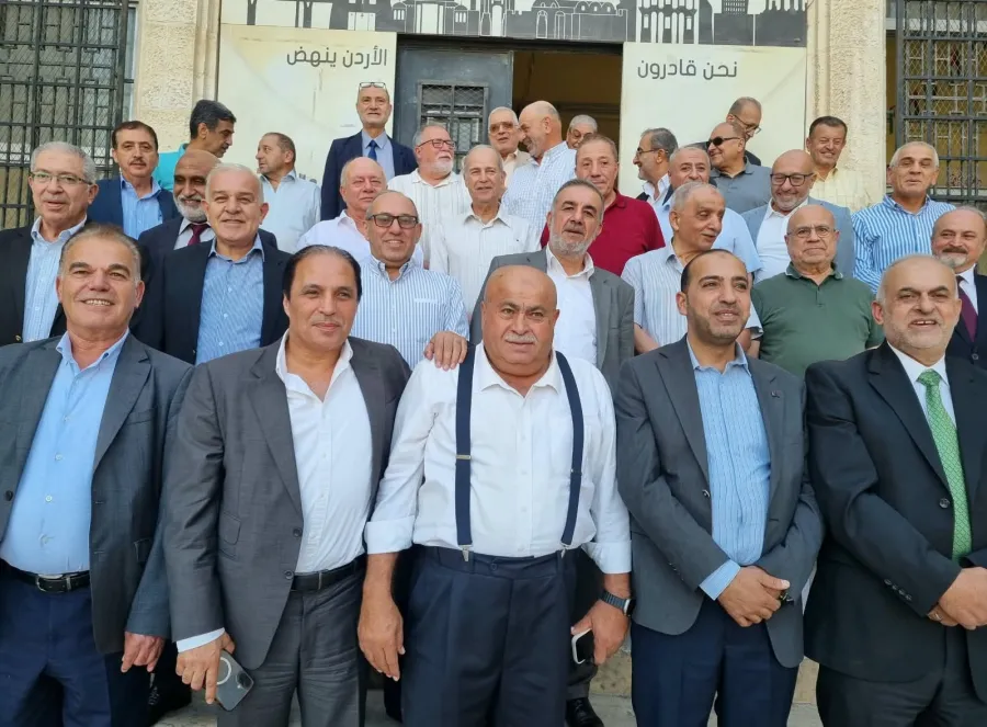 خريجو كلية الحسين الثانوية ينتخبون أول هيئة إدارية لناديهم