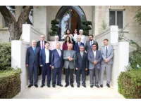 العيسوي يستقبل فريق طبيًا أعاد زراعة قدم مواطن مصري