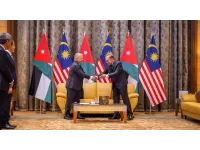 King meets with Malaysia PM