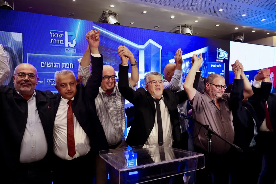 Netanyahu falls short of majority as opposition, Arab parties win 67 Seats