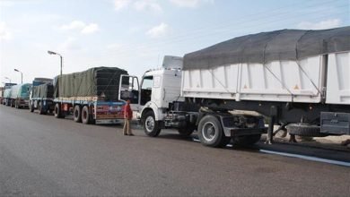صورة بعد توقف 13 يوماً.. شاحنات أردنية تبدأ مغادرة معبر البطحاء السعودي