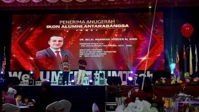 Photo of Jordanian Professor awarded Universiti Malaysia Terengganu Alumni Icon 2023