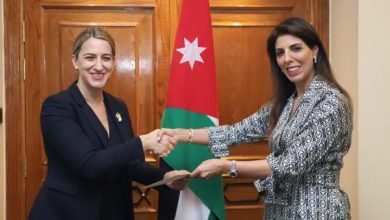 Photo of New U.S. ambassador to Jordan presents credentials