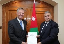Photo of New British envoy to Jordan submits credentials