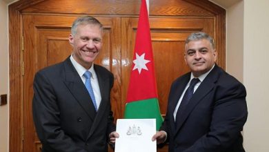 Photo of New British envoy to Jordan submits credentials