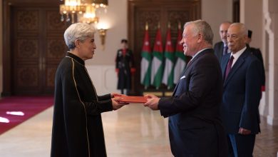 Photo of King accepts credentials of new ambassadors