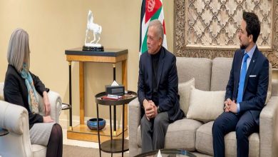 Photo of King receives US Senator Ernst