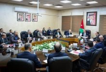 Photo of رئيس الوزراء يوجه بتخصيص أراضٍ لإنشاء إسكانات للمعلمين في المحافظات