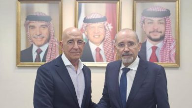 Photo of FM Safadi, U.S. envoy Barrack discuss Syria ceasefire