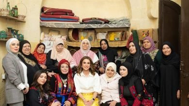 Photo of Queen Rania visits Al Salt and tours Al Ain Plaza
