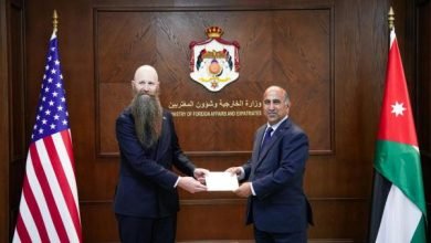 Photo of U.S. ambassador James Holtsnider presents credentials