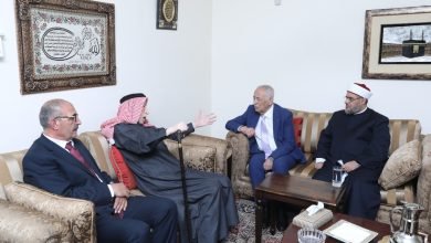 Photo of العيسوي ينقل تمنيات الملك وولي العهد للوزيرين العكور وأبو عين بتمام الصحة