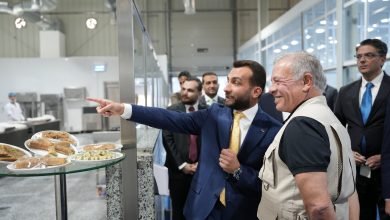 Photo of King visits industrial facilities in Al Qastal