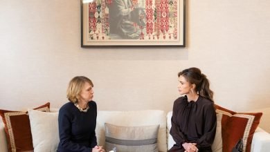 Photo of Queen Rania meets with German First Lady Elke Büdenbender in Amman